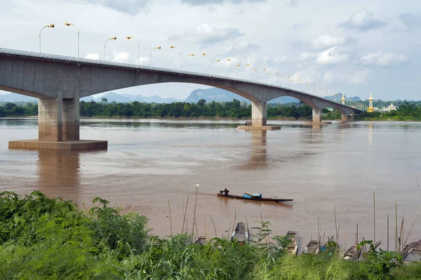 Üçüncü Tay-Lao dostluk Köprüsü Mekong Nehri ile Thakhek, Khammouane eyaletinde Lao Demokratik Halk Cumhuriyeti içinde Tayland Nakhon Phanom ilinde bağlanma.