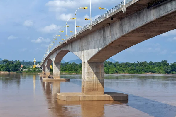 Üçüncü Tay-Lao dostluk Köprüsü Mekong Nehri ile Thakhek, Khammouane eyaletinde Lao Demokratik Halk Cumhuriyeti içinde Tayland Nakhon Phanom ilinde bağlanma.