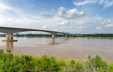 Üçüncü Tay-Lao dostluk Köprüsü Mekong Nehri ile Thakhek, Khammouane eyaletinde Lao Demokratik Halk Cumhuriyeti içinde Tayland Nakhon Phanom ilinde bağlanma.