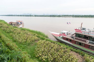 Nakhon Phanom, Tayland - Mayıs 2017: Mekong cennet Cruise, turist mavi yolculuk Tayland Nakhon Phanom ve Khammouane eyaletinde Lao Demokratik Halk Cumhuriyeti içinde Mekong Nehri boyunca rahat doğal cruises sunan.