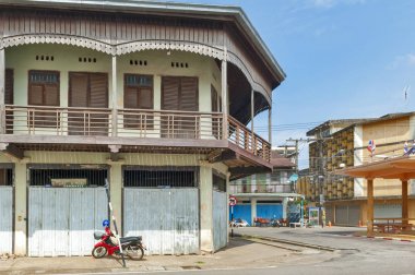 Nakhon Phanom, Tayland - Mayıs 2017: korunmuş eski karışık beton ve ahşap shophouse şehir Nakhon Phanom, Tayland