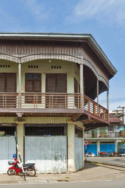 Nakhon Phanom, Tayland - Mayıs 2017: korunmuş eski karışık beton ve ahşap shophouse şehir Nakhon Phanom, Tayland