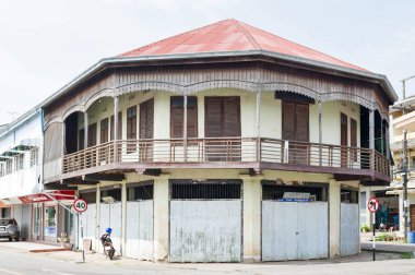Nakhon Phanom, Tayland - Mayıs 2017: korunmuş eski karışık beton ve ahşap shophouse şehir Nakhon Phanom, Tayland