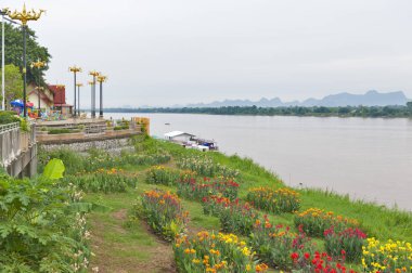 Mekong riverbank Nakhon Phanom, Tayland, Thakhek, Khammouane eyaletinde Lao Demokratik Halk Cumhuriyeti içinde karşısında.
