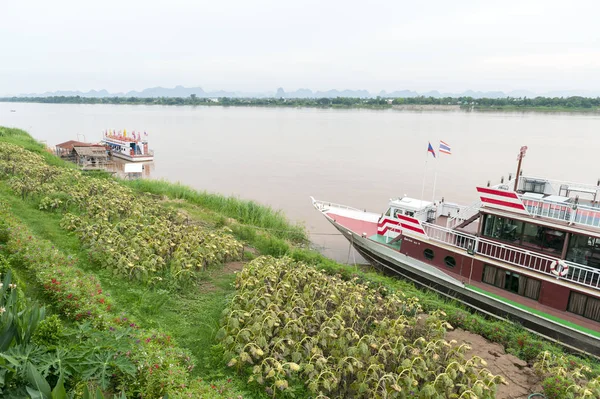 Nakhon Phanom, Tayland - Mayıs 2017: Mekong cennet Cruise, turist mavi yolculuk Tayland Nakhon Phanom ve Khammouane eyaletinde Lao Demokratik Halk Cumhuriyeti içinde Mekong Nehri boyunca rahat doğal cruises sunan.
