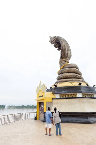 Nakhon Phanom, Thailandia - Maggio 2017: Turisti che guardano Statua del Serpente a Sette teste situata vicino al fiume Mekong nel centro di Nakhon Phanom, Thailandia . — Foto Stock