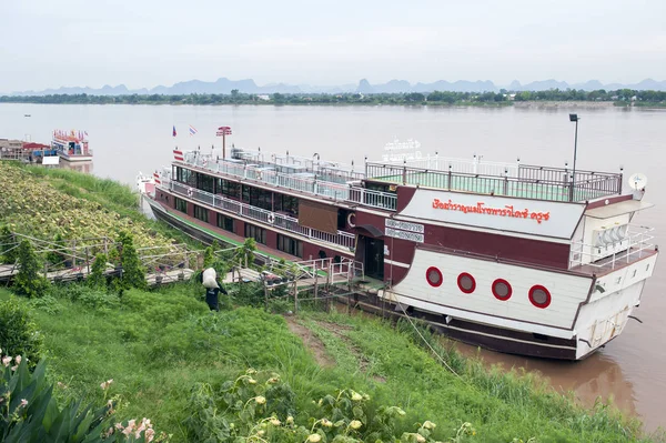 Nakhon Phanom, Tayland - Mayıs 2017: Mekong cennet Cruise, turist mavi yolculuk Tayland Nakhon Phanom ve Khammouane eyaletinde Lao Demokratik Halk Cumhuriyeti içinde Mekong Nehri boyunca rahat doğal cruises sunan.