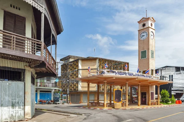 Nakhon Phanom, Tailândia - Maio de 2017: Torre do Relógio Memorial Vietnamita, marco histórico da província de Nakhon Phanom construída pelo povo vietnamita em 1960 — Fotografia de Stock