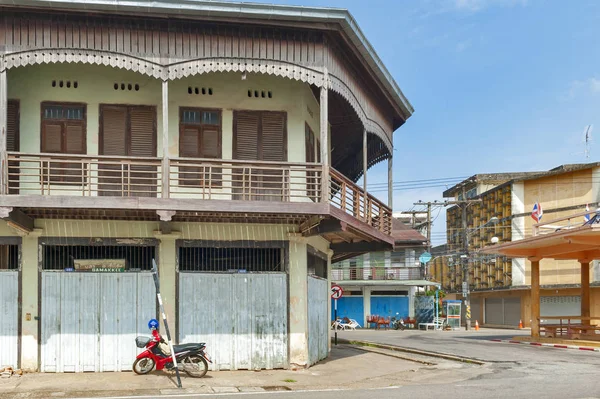 Nakhon Phanom, Tayland - Mayıs 2017: korunmuş eski karışık beton ve ahşap shophouse şehir Nakhon Phanom, Tayland