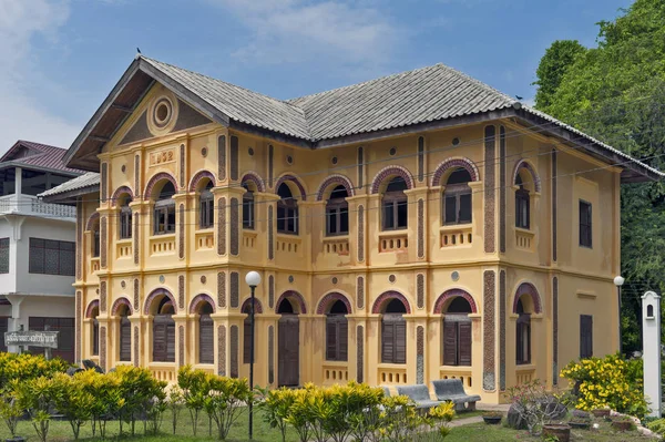 那空拍侬、 泰国-五月 2017年： 老经典殖民地风格的建筑，家里给爱德华 Namlap 基金会，位于内圣安娜弄胜天主教教会在那空拍侬省，泰国 — 图库照片