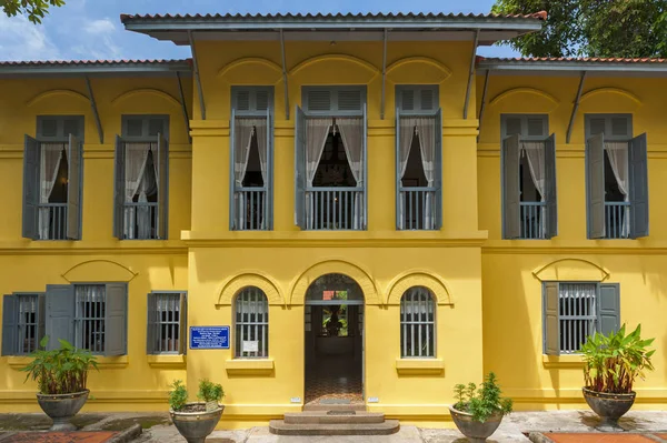 Nakhon Phanom, Tayland - Mayıs 2017: Eski Vali Konağının eski klasik sömürge tarzı bina şimdi Vali Evi Müzesi, Nakhon Phanom ilinin tarihi turistik servis