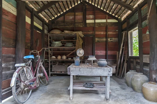 Nakhon Phanom, Tailandia - Mayo de 2017: Cocina y utensilios exhibidos en la casa conmemorativa de Ho Chi Minh, casa de huéspedes de madera en la aldea de la amistad tailandesa-vietnamita en Baan Na Chok, donde el joven Ho Chi Minh vivió entre mediados y finales de la década de 1920 . —  Fotos de Stock