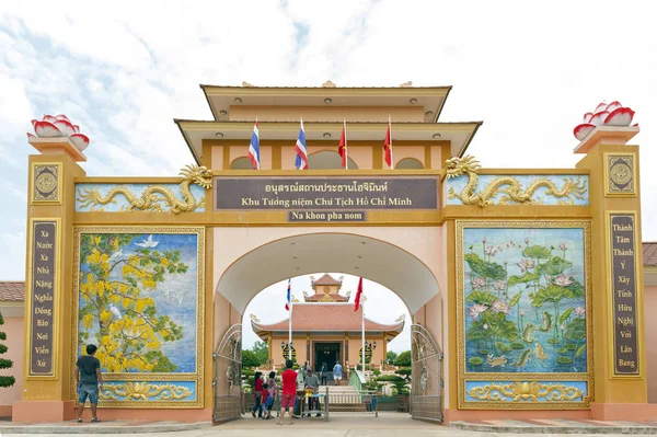 Nakhon Phanom, Thailandia - Maggio 2017: I turisti visitano il complesso commemorativo del Presidente Ho Chi Minh nel villaggio dell'amicizia thailandese-vietnamita a Baan Na Chok, provincia di Nakhon Phanom — Foto Stock