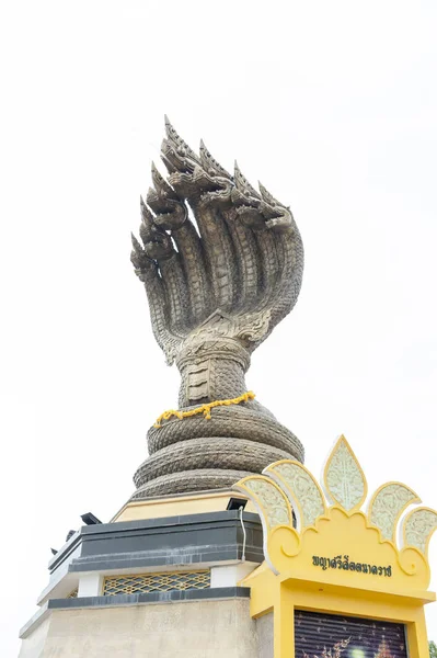 Pomnik-siedmiogłowy węża położony przez rzeki Mekong w centrum Nakhon Phanom, Tajlandia. Białe tło z miejsca. — Zdjęcie stockowe