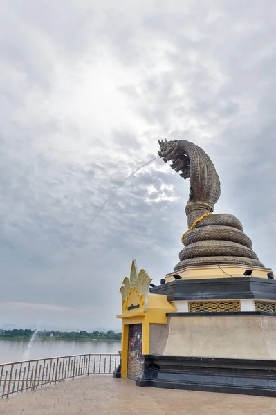 Statua del serpente a sette teste situato vicino al fiume Mekong nel centro di Nakhon Phanom, Thailandia . — Foto Stock
