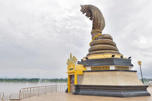 Statua del serpente a sette teste situato vicino al fiume Mekong nel centro di Nakhon Phanom, Thailandia . — Foto Stock