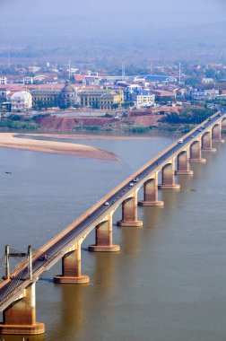 Lao-Nippon Köprüsü, bir Japon tarafından finanse edilen beton asma köprüden Mekong Nehri Güney Lao şehir Pakse Champasak ili, Lao Demokratik Halk Cumhuriyeti.