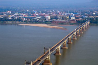 Lao-Nippon Köprüsü, bir Japon tarafından finanse edilen beton asma köprüden Mekong Nehri Güney Lao şehir Pakse Champasak ili, Lao Demokratik Halk Cumhuriyeti.