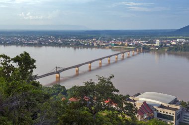 Lao-Nippon Köprüsü, bir Japon tarafından finanse edilen beton asma köprüden Mekong Nehri Güney Lao şehir Pakse Champasak ili, Lao Demokratik Halk Cumhuriyeti.