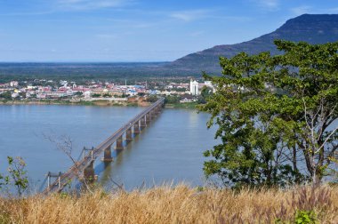 Lao-Nippon Köprüsü, bir Japon tarafından finanse edilen beton asma köprüden Mekong Nehri Güney Lao şehir Pakse Champasak ili, Lao Demokratik Halk Cumhuriyeti.