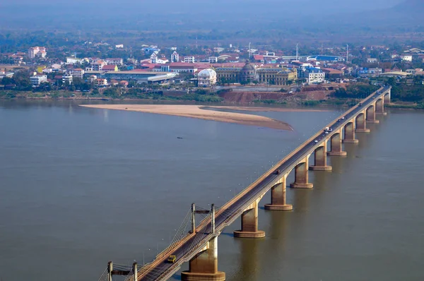 Lao-Nippon Köprüsü, bir Japon tarafından finanse edilen beton asma köprüden Mekong Nehri Güney Lao şehir Pakse Champasak ili, Lao Demokratik Halk Cumhuriyeti.