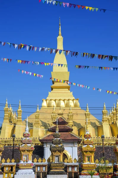 Ότι Luang Στούπα, σήμα κατατεθέν της Vientiane, Λαϊκή Δημοκρατία του Λάος, διακοσμημένο με πολύχρωμα ΛΑΒΑΡΟ πανό κατά τη διάρκεια της ετήσια γιορτή του Φεστιβάλ Boun ότι Λουάνγκ — Φωτογραφία Αρχείου