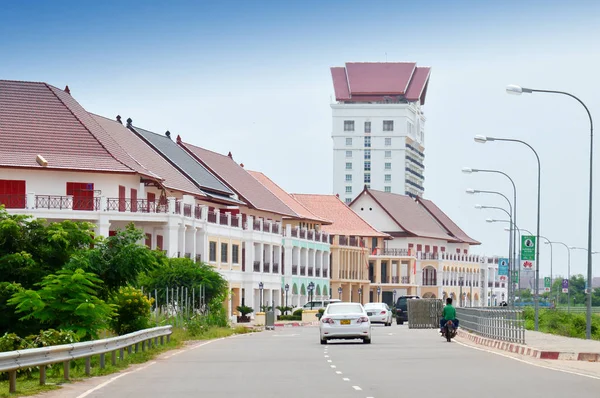 Vientiane, Laos - September 2015: Jalan di tepi Sungai Mekong di depan Vientiane New World (VNW), sebuah mega proyek kompleks kota kontemporer di Vientiane, ibukota Lao PDR . — Stok Foto