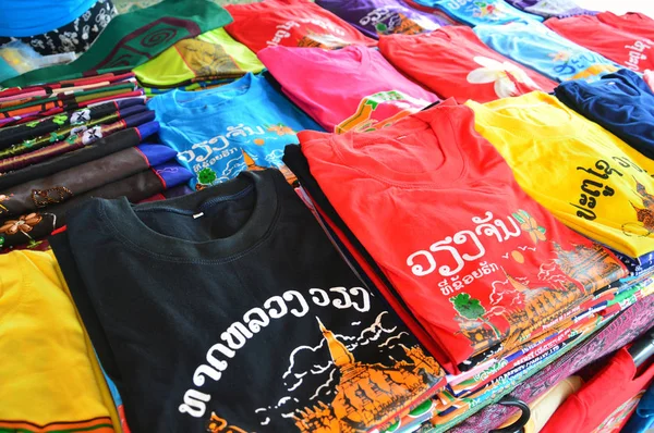 Vientiane, Lao Demokratik Halk Cumhuriyeti başkenti şehir Hediyelik eşya dükkanında satılan Lao turist konumlar serigrafi ile renkli tişörtler.
