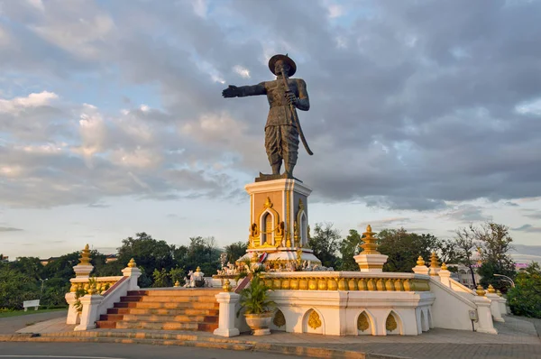 Statua reale del re Chao Anouvong (Xaiya Setthathirath V), re laotiano dell'ultimo monarca del Regno di Vientiane che salì al trono nel 1805, situata nel parco Chao Anouvong, capitale Vientiane, Laos — Foto Stock