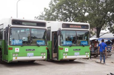 Vientiane, Laos - Ekim 2015: Merkez Otogarı sabah Pazar ya da Talat Sao Otogar Vientiane, Lao Demokratik Halk Cumhuriyeti bölgesinde yer alan, Japon hükümeti tarafından bağışlanan yeşil belediye otobüsleri.