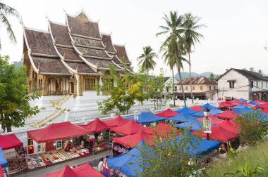 Luang Prabang Night Market, Hediyelik eşya ve el sanatları ürünleri önünde Kraliyet Sarayı Müzesi yılında Unesco Dünya Mirası Kent Lao Demokratik Halk Cumhuriyeti orta alanda ana cadde üzerinde yer alan popüler turistik mekanı.