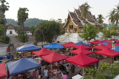 Luang Prabang Night Market, Hediyelik eşya ve el sanatları ürünleri önünde Kraliyet Sarayı Müzesi yılında Unesco Dünya Mirası Kent Lao Demokratik Halk Cumhuriyeti orta alanda ana cadde üzerinde yer alan popüler turistik mekanı.