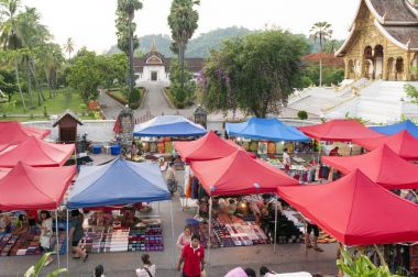 Luang Prabang Night Market, Hediyelik eşya ve el sanatları ürünleri önünde Kraliyet Sarayı Müzesi yılında Unesco Dünya Mirası Kent Lao Demokratik Halk Cumhuriyeti orta alanda ana cadde üzerinde yer alan popüler turistik mekanı.
