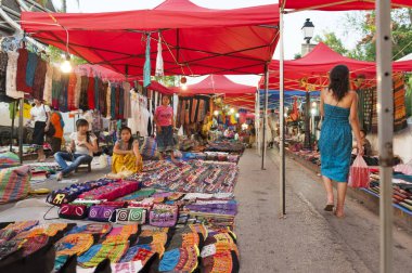 Luang Prabang Night Market, Hediyelik eşya ve el sanatları ürünleri önünde Kraliyet Sarayı Müzesi yılında Unesco Dünya Mirası Kent Lao Demokratik Halk Cumhuriyeti orta alanda ana cadde üzerinde yer alan popüler turistik mekanı.
