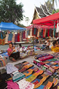 Luang Prabang Night Market, Hediyelik eşya ve el sanatları ürünleri önünde Kraliyet Sarayı Müzesi yılında Unesco Dünya Mirası Kent Lao Demokratik Halk Cumhuriyeti orta alanda ana cadde üzerinde yer alan popüler turistik mekanı.