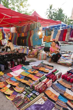 Luang Prabang Night Market, Hediyelik eşya ve el sanatları ürünleri önünde Kraliyet Sarayı Müzesi yılında Unesco Dünya Mirası Kent Lao Demokratik Halk Cumhuriyeti orta alanda ana cadde üzerinde yer alan popüler turistik mekanı.