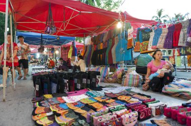 Luang Prabang Night Market, Hediyelik eşya ve el sanatları ürünleri önünde Kraliyet Sarayı Müzesi yılında Unesco Dünya Mirası Kent Lao Demokratik Halk Cumhuriyeti orta alanda ana cadde üzerinde yer alan popüler turistik mekanı.