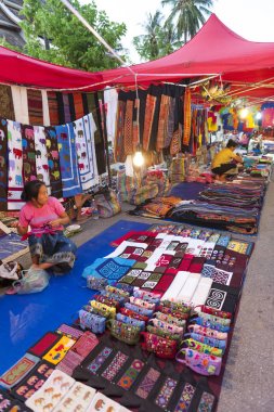Luang Prabang Night Market, Hediyelik eşya ve el sanatları ürünleri önünde Kraliyet Sarayı Müzesi yılında Unesco Dünya Mirası Kent Lao Demokratik Halk Cumhuriyeti orta alanda ana cadde üzerinde yer alan popüler turistik mekanı.