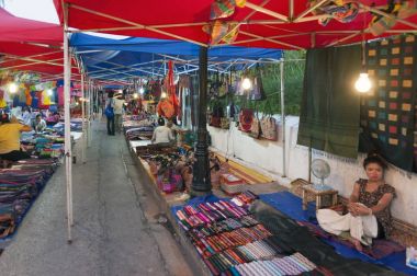 Luang Prabang Night Market, Hediyelik eşya ve el sanatları ürünleri önünde Kraliyet Sarayı Müzesi yılında Unesco Dünya Mirası Kent Lao Demokratik Halk Cumhuriyeti orta alanda ana cadde üzerinde yer alan popüler turistik mekanı.