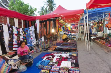 Luang Prabang Night Market, Hediyelik eşya ve el sanatları ürünleri önünde Kraliyet Sarayı Müzesi yılında Unesco Dünya Mirası Kent Lao Demokratik Halk Cumhuriyeti orta alanda ana cadde üzerinde yer alan popüler turistik mekanı.