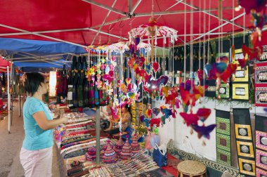 Luang Prabang Night Market, Hediyelik eşya ve el sanatları ürünleri önünde Kraliyet Sarayı Müzesi yılında Unesco Dünya Mirası Kent Lao Demokratik Halk Cumhuriyeti orta alanda ana cadde üzerinde yer alan popüler turistik mekanı.