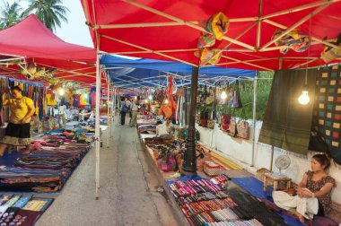 Luang Prabang Night Market, Hediyelik eşya ve el sanatları ürünleri önünde Kraliyet Sarayı Müzesi yılında Unesco Dünya Mirası Kent Lao Demokratik Halk Cumhuriyeti orta alanda ana cadde üzerinde yer alan popüler turistik mekanı.