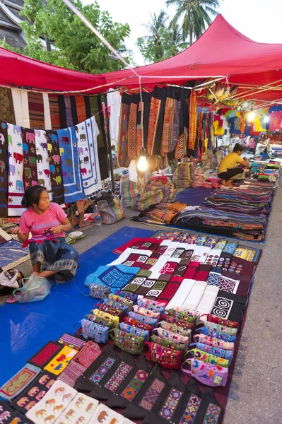 Luang Prabang Night Market, Hediyelik eşya ve el sanatları ürünleri önünde Kraliyet Sarayı Müzesi yılında Unesco Dünya Mirası Kent Lao Demokratik Halk Cumhuriyeti orta alanda ana cadde üzerinde yer alan popüler turistik mekanı.
