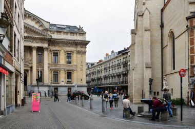 Klasik eski bina Brüksel Menkul Kıymetler Borsası Neo-Rönesans ve ikinci İmparatorluğu Brüksel, Belçika Grand Place mimari tarzı yakınında inşa edilen evler