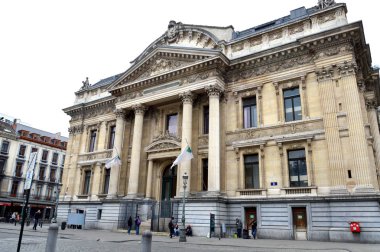 Klasik eski bina Brüksel Menkul Kıymetler Borsası Neo-Rönesans ve ikinci İmparatorluğu Brüksel, Belçika Grand Place mimari tarzı yakınında inşa edilen evler