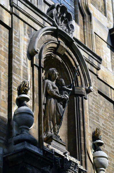 クローズ アップについて教会の私達の女性の援助 (ノートルダム ・ ド ・ ボン ・ スクール) のファサードは、17 世紀に建てられたカトリック教の教区教会混合バロックとフラマン語イタリアの建築様式は、ブリュッセル、ベルギー — ストック写真