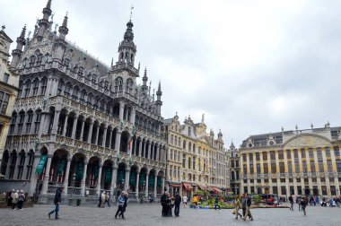 Brussels, Belçika - Nisan 2015: Maison du Roi, bir neo-Gotik tarzı Brüksel Şehir Müzesi konut binasında bulunan tarihi şehir merkezinde Grand Place, Brussels, Belçika