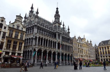 Brussels, Belçika - Nisan 2015: Maison du Roi, bir neo-Gotik tarzı Brüksel Şehir Müzesi konut binasında bulunan tarihi şehir merkezinde Grand Place, Brussels, Belçika