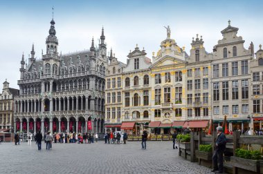 Brussels, Belçika - Nisan 2015: Grand Place, Merkezi Meydanı şehir zengin klasik bina ve yapıların çevrili Brüksel Belçika en unutulmaz landmark bulunan