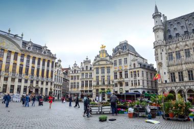 Brussels, Belçika - Nisan 2015: Çiçek ve bitki markette Grand Place, Merkezi Meydanı şehir zengin klasik bina ve yapıların çevrili Brüksel Belçika en unutulmaz Simgesel Yapı bulunan